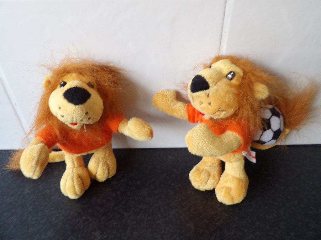 in nette staat 2 knuffels voetbal leeuwtjes Abe en Faas (te, Kinderen en Baby's, Ophalen of Verzenden, Zo goed als nieuw, Overige typen