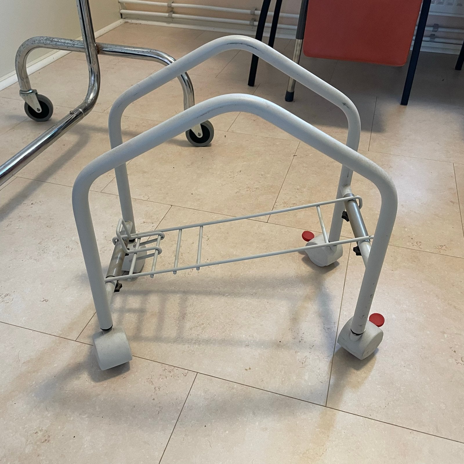 Verrijdbaar onderstel voor computer of andere apparatuur, Ophalen, Gebruikt