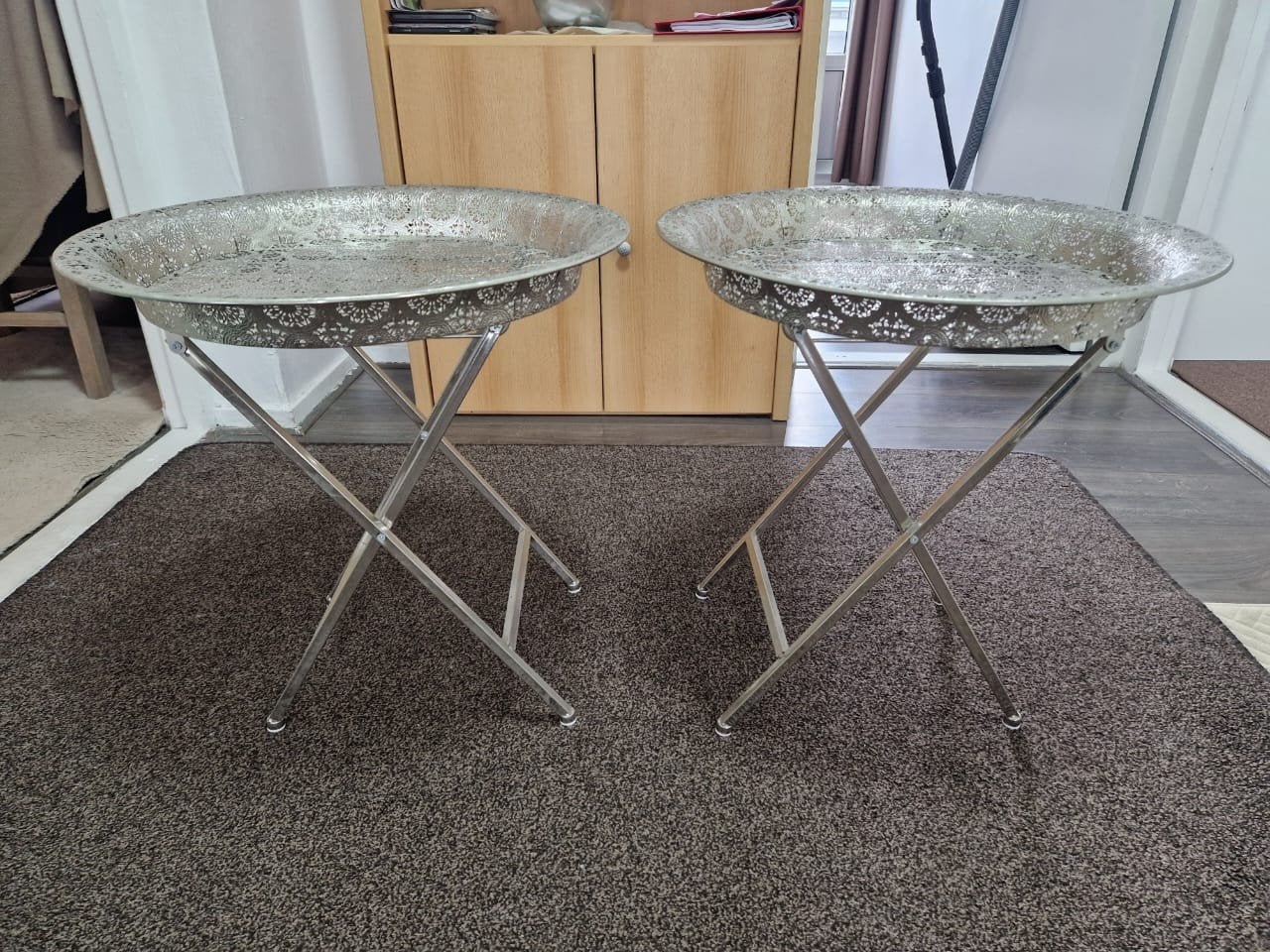 Set van 2 Marokkaanse bijzettafels met dienblad, Gebruikt, Metaal of Aluminium, Rond, 55 tot 75 cm