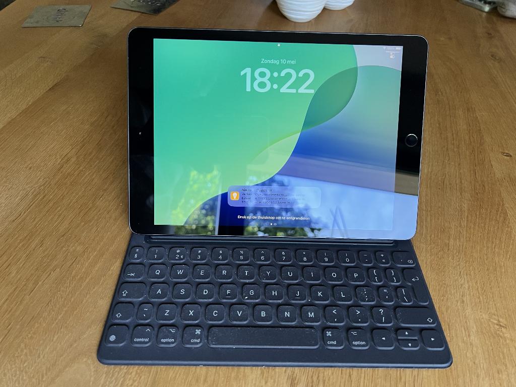 iPad (7e generatie) 32GB + keyboard cover, Computers en Software, Apple iPads, Gebruikt, 32 GB, Apple iPad, Grijs