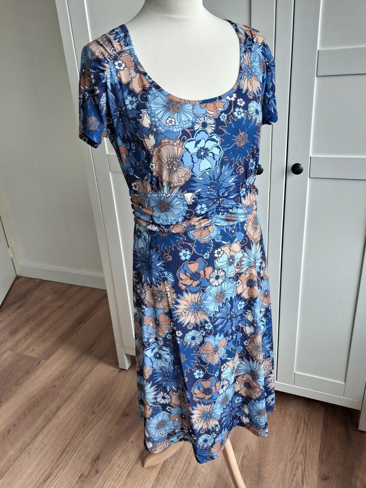 Blauwe zomerjurk met bloemen, Muchadoaboutvintage, Groningen, Blauw, Maat 42/44 (L)
