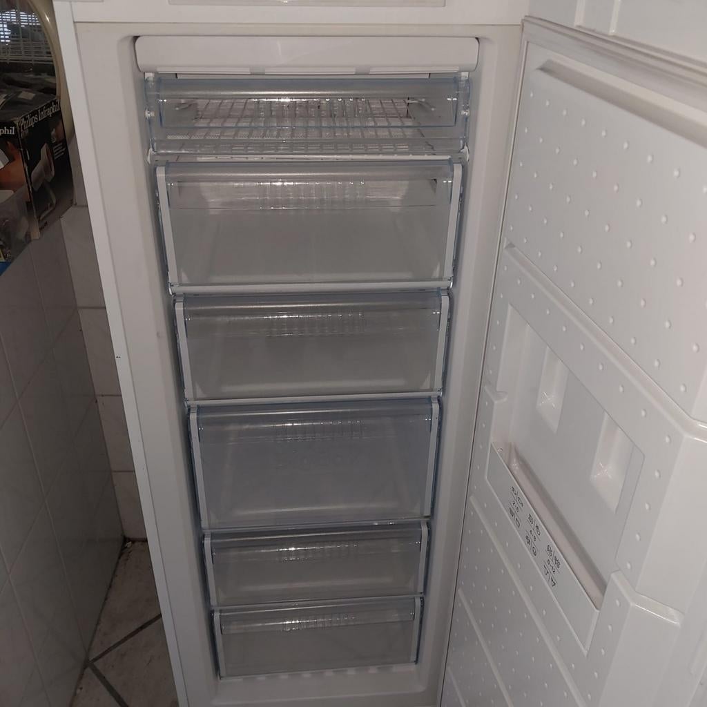 No frost Bosch vrieskast vriest uitstekend., Gebruikt, Energieklasse A of zuiniger, 140 tot 160 cm, Ophalen