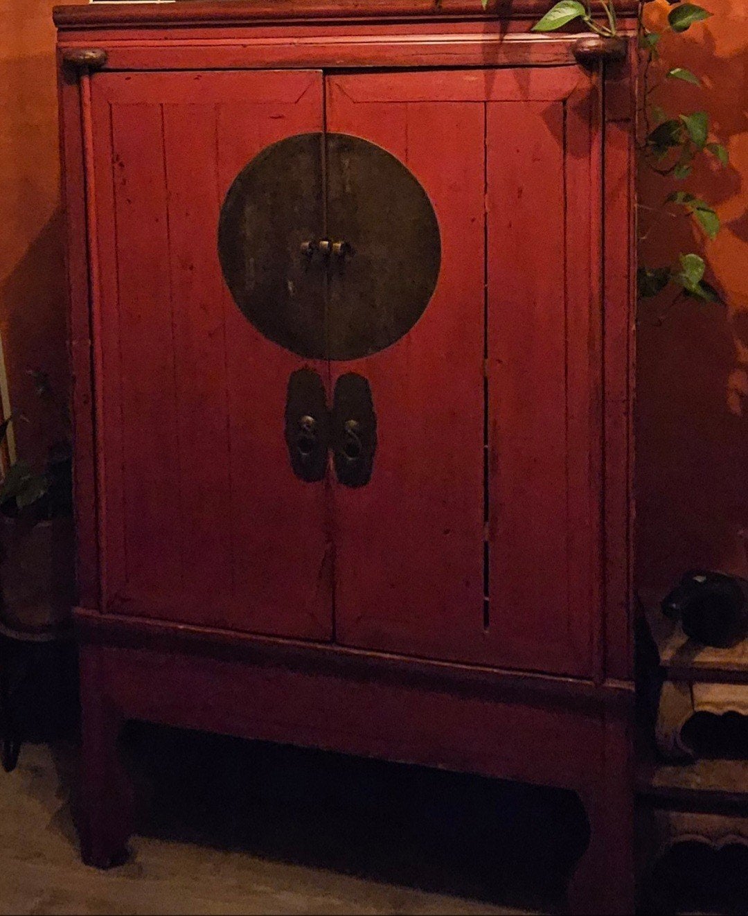 Antieke Chinese kast - Rood met messing beslag, Antiek en Kunst, Ophalen