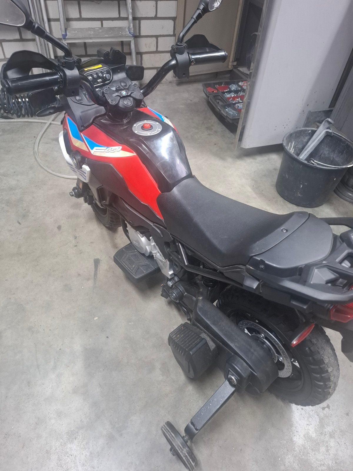 Elektrische kindermotor BMW F850 GS met zijwieltjes, Ophalen, Gebruikt