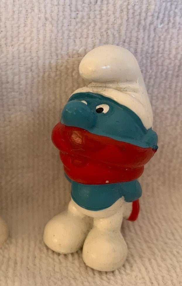 WINTERSMURF RODE SJAAL 20004 1969, Verzamelen, Verzenden, Zo goed als nieuw, Overige Smurfen, Poppetje, Figuurtje of Knuffel