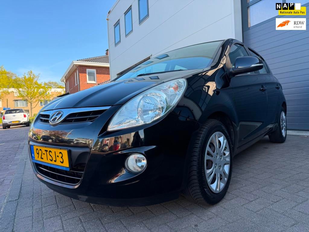Hyundai I20 1.2i Plus/1eigenaar/Goed-onderhouden/Aux/Climate, Auto's, Hyundai, Euro 5, 450 kg, Gebruikt, 31 €/maand