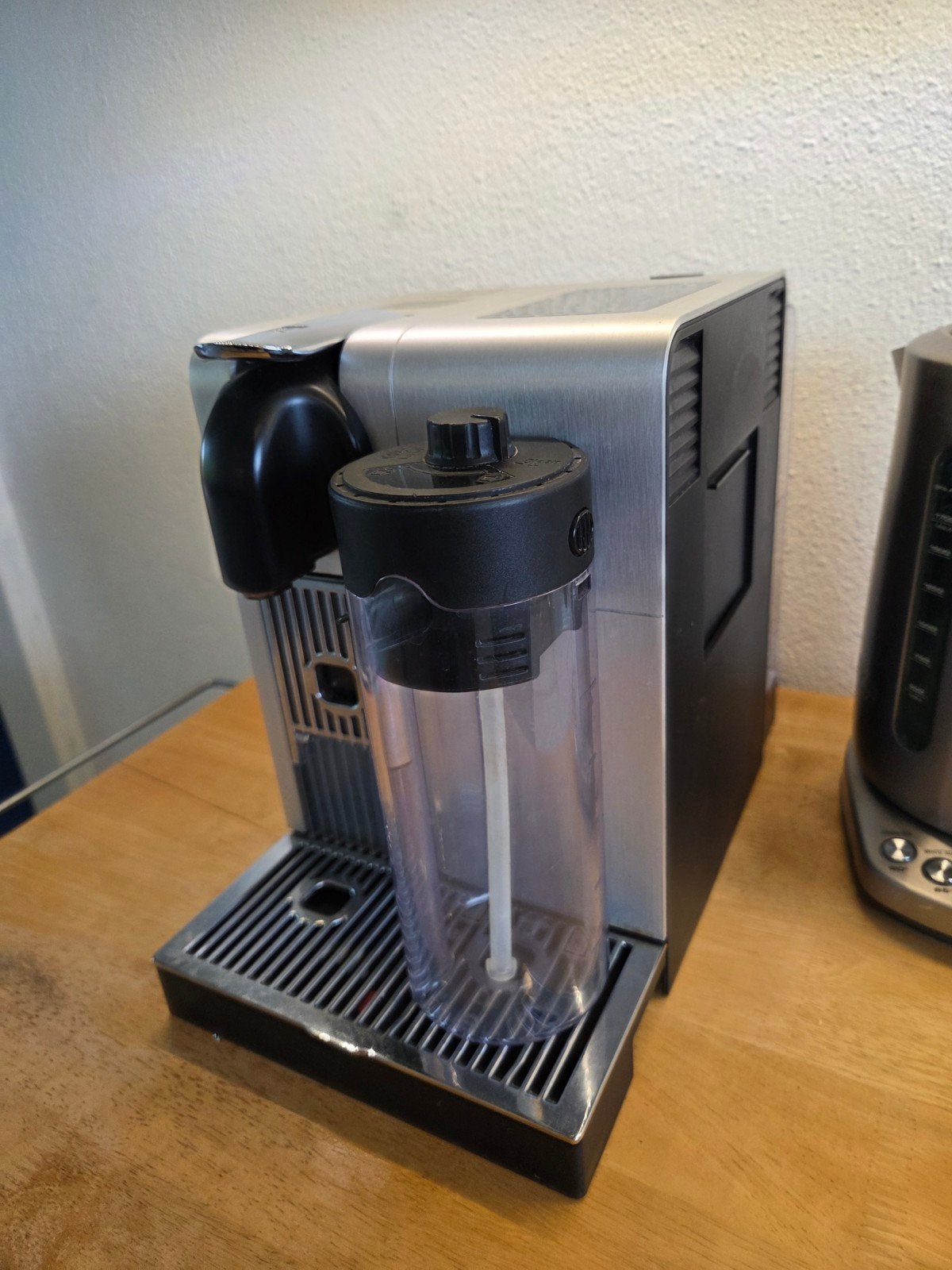 Nespresso DeLonghi Koffiezetapparaat met Melkopschuimer, Witgoed en Apparatuur, Koffiezetapparaten, Ophalen, Koffiepads en cups