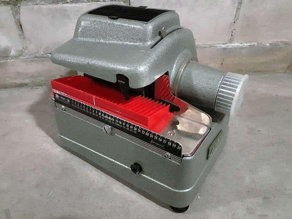 Liesegang vintage diaprojector (230V 150W gloeilamp stuk) d6, Ophalen of Verzenden