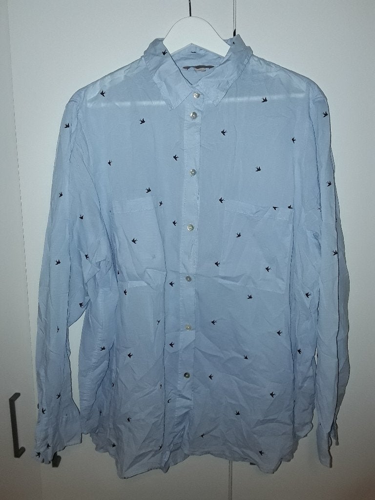 H&M+ Licht Blauwe Blouse Met Vogeltjes Print Maat 50, H&M, Blauw, Blouse of Tuniek, Nieuw