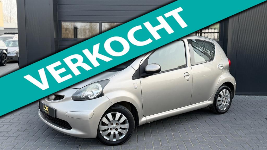 Toyota Aygo 1.0-12V + Airco|Automaat|5deurs, Auto's, Gebruikt, Bruin, 4 stoelen, 68 pk