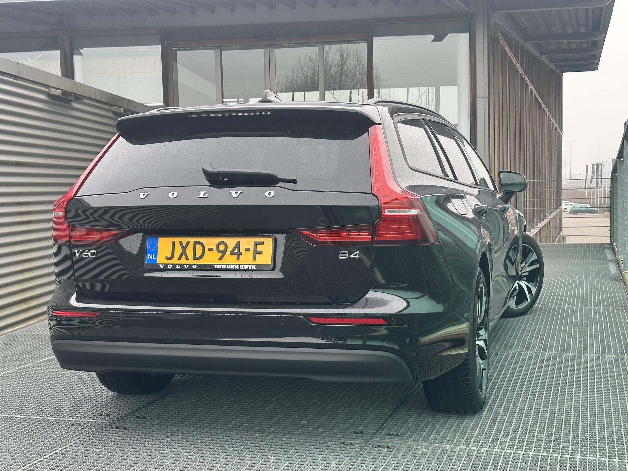 Volvo V60 2.0 B4 Essential Edition Trekhaak / Voor+achter+st, Lichtsensor, 4 cilinders, 1634 kg, Zwart