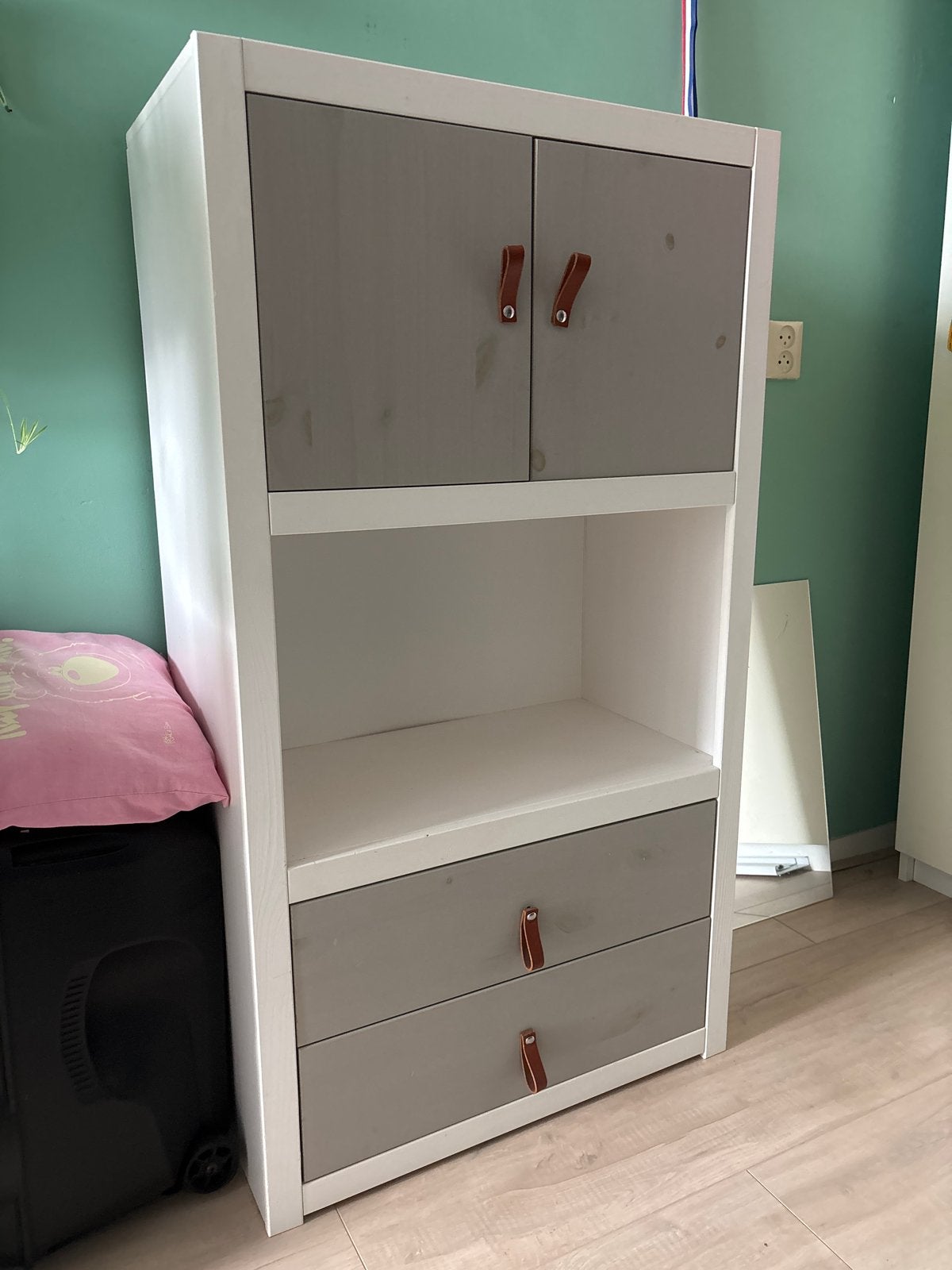 Witte kast met grijze deuren en lades, Huis en Inrichting, Kasten | Kledingkasten, Ophalen, Gebruikt, 50 tot 100 cm, Met lade(s)
