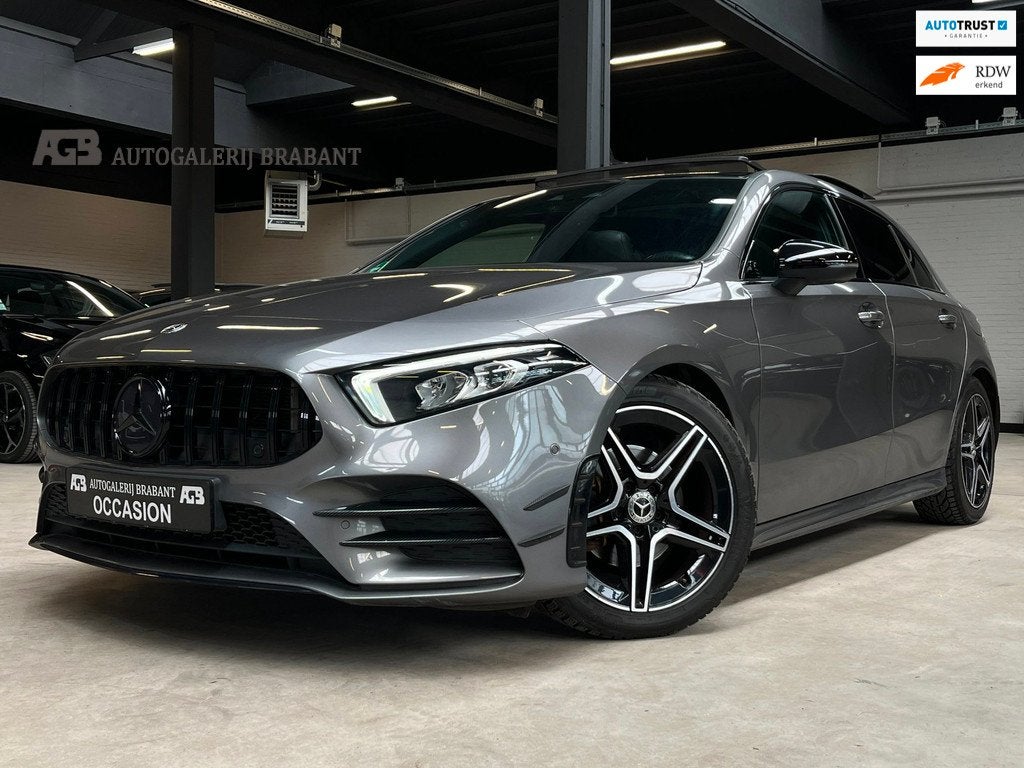 Mercedes-Benz A-klasse 180 Business Solution AMG Pano /, Auto's, Mercedes-Benz, 136 pk, Gebruikt, Zwart, 4 cilinders