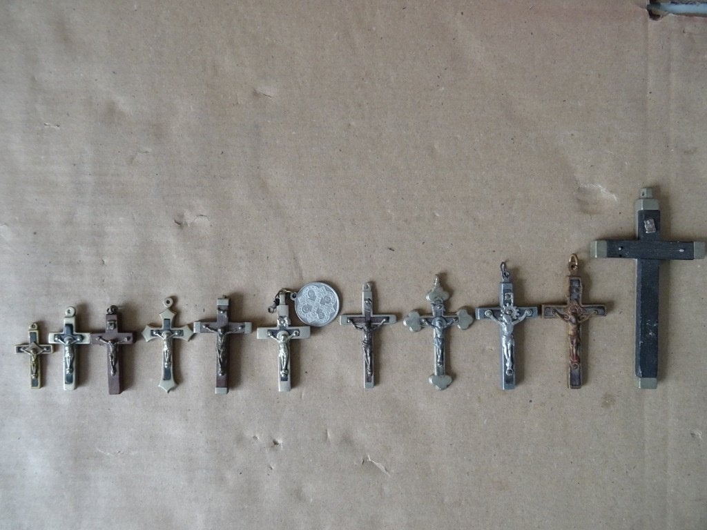Antiek kruisje kruisbeeld medaillon ingelegd hout 9eu p stuk, Ophalen of Verzenden