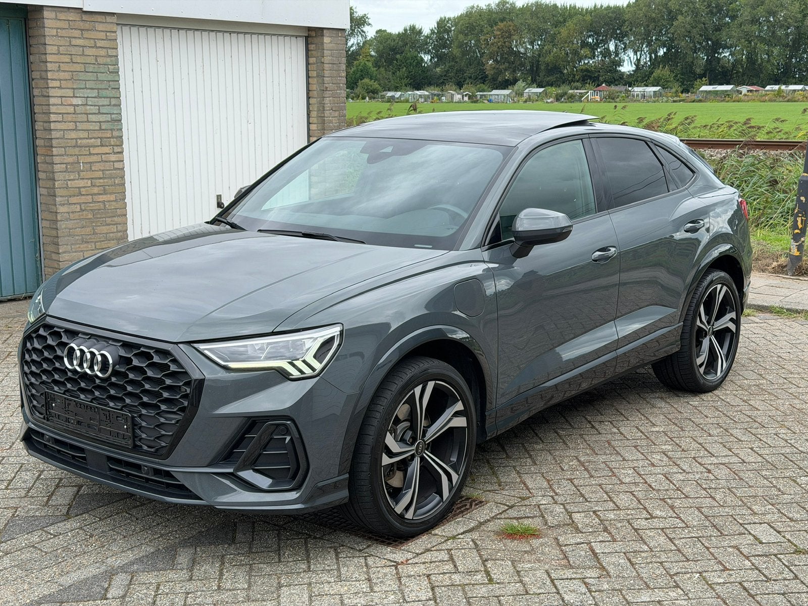 Audi Q3 45Tfsie 245pk sportback Grijs/pano/3xSline/camera, Zwart, Hybride Elektrisch/Benzine, SUV of Terreinwagen, Te koop