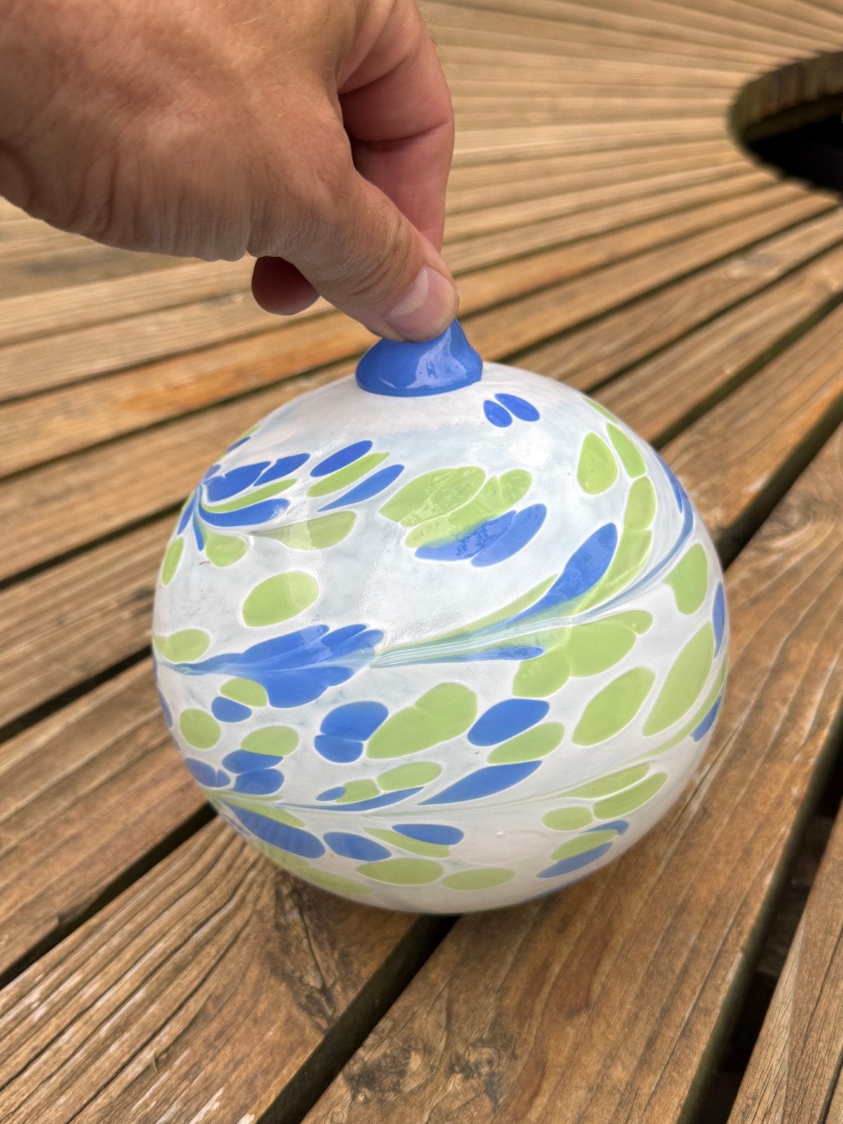 Decoratieve glazen bol met blauw en groen spikkelpatroon, Ophalen of Verzenden