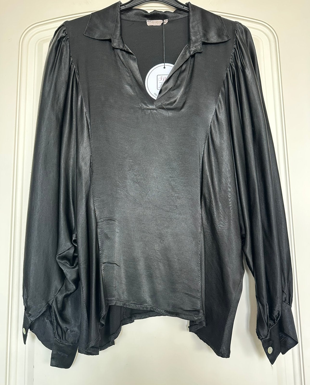 Zwarte satijn-schtige glans blouse met vleermuis mouw, Ophalen of Verzenden, Nieuw, Maat 42/44 (L), Zwart