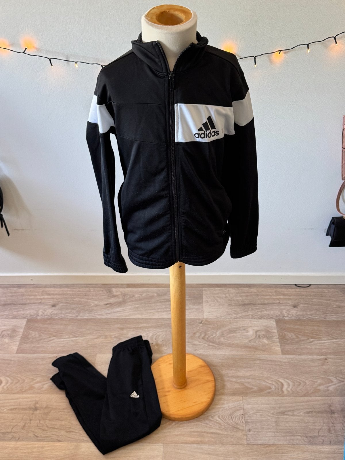 Adidas Trainingspak - Zwart/Wit - Nette staat maat 140, Kinderen en Baby's, Ophalen of Verzenden, Zo goed als nieuw, Jongen of Meisje