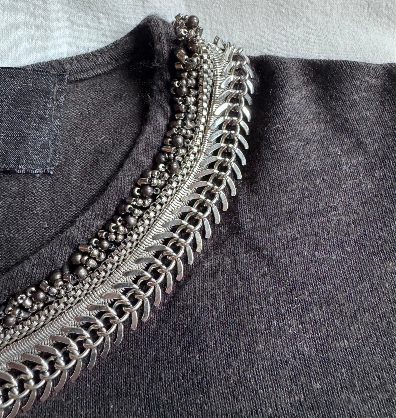 Stijlvolle Zwarte Gebreide Top met Ketting Detail Maat S, Zwart, Ophalen of Verzenden, Zo goed als nieuw, Korte mouw