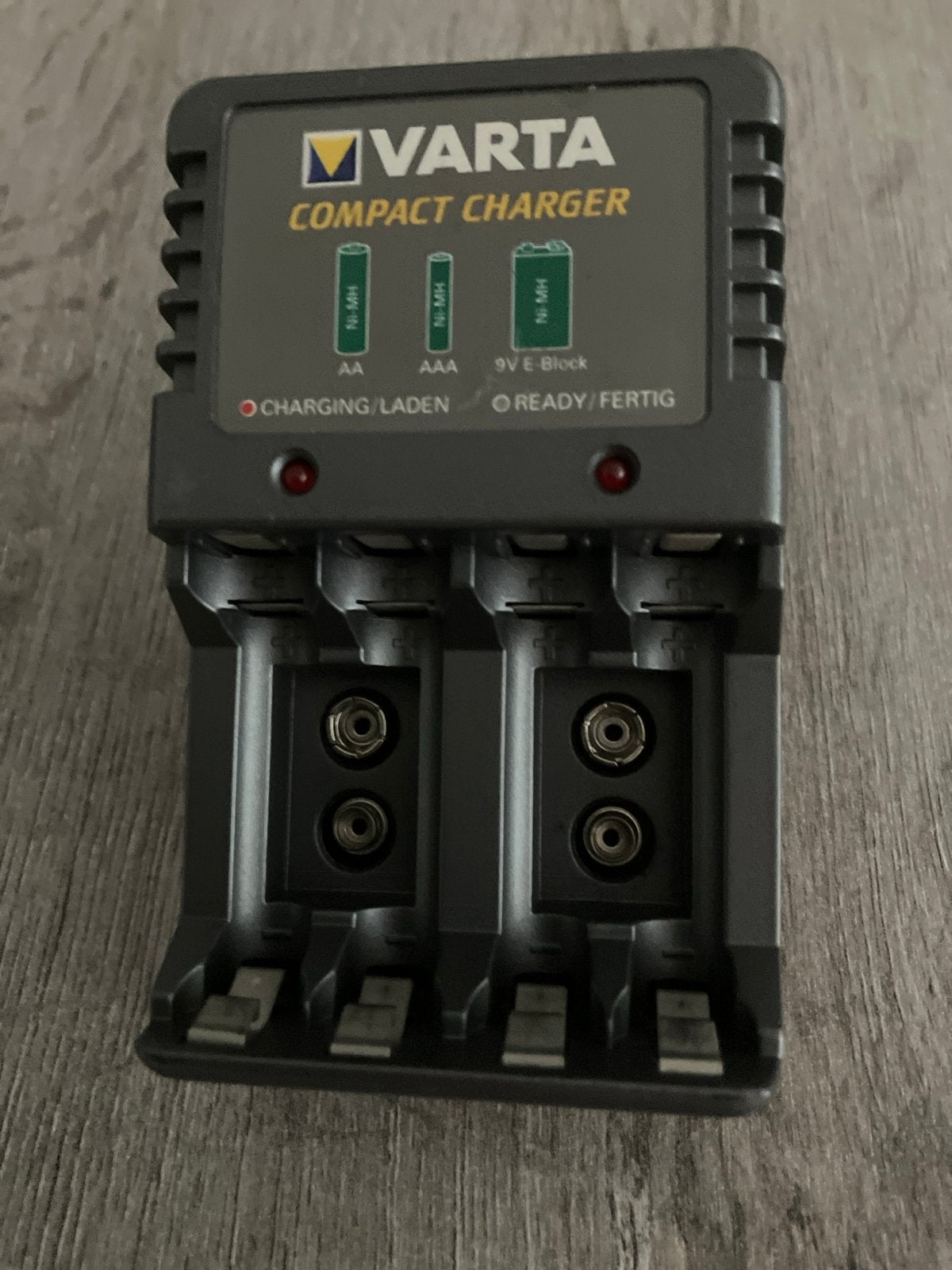 Varta Compact Batterijlader voor AA, AAA en 9V batterijen, Ophalen of Verzenden, Zo goed als nieuw