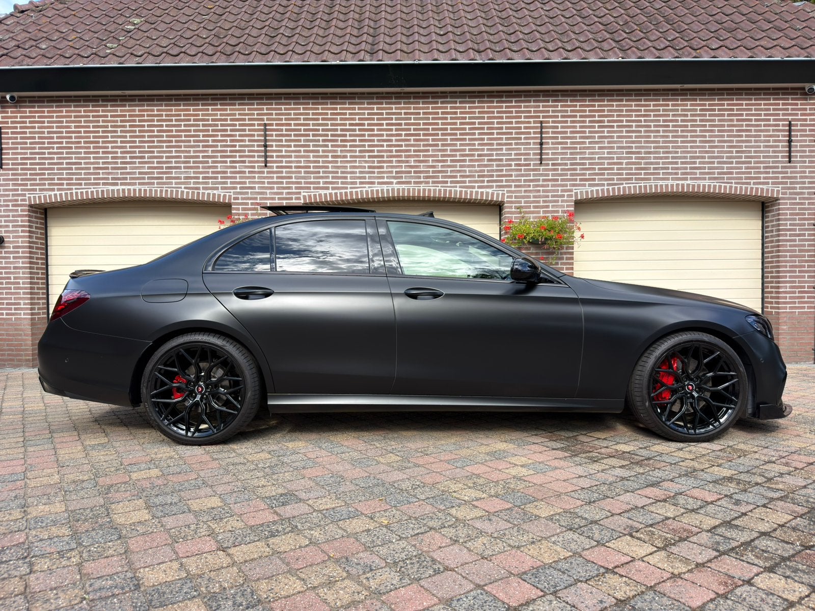 Foto 11 van Mercedes-Benz E 200 | BRABUS/AMG styling | MAT ZWART |