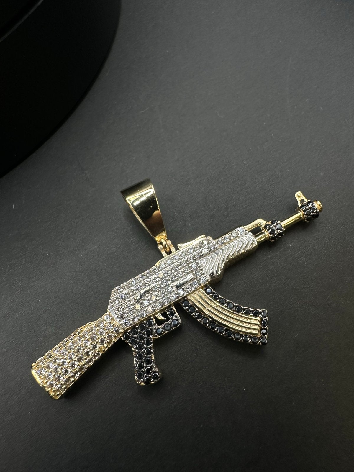 14k Gouden AK-47 Hanger met Onyx en Zirkonia, Overige voorstellingen, Nieuw, Ophalen of Verzenden, Met edelsteen