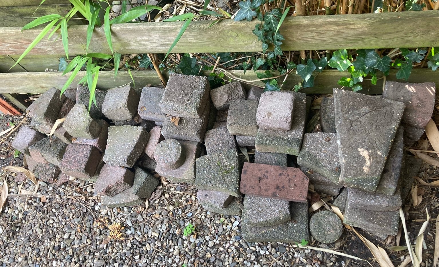 Gratis afhalen klinkers stenen (deels gerond), Tuin en Terras, Tegels en Klinkers, Ophalen, Overige materialen, Gebruikt, Klinkers