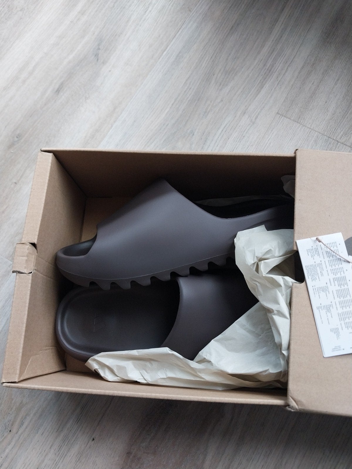 Adidas Yeezy Slide Soot (43), Kleding | Heren, Slippers, Bruin, Nieuw, Ophalen of Verzenden