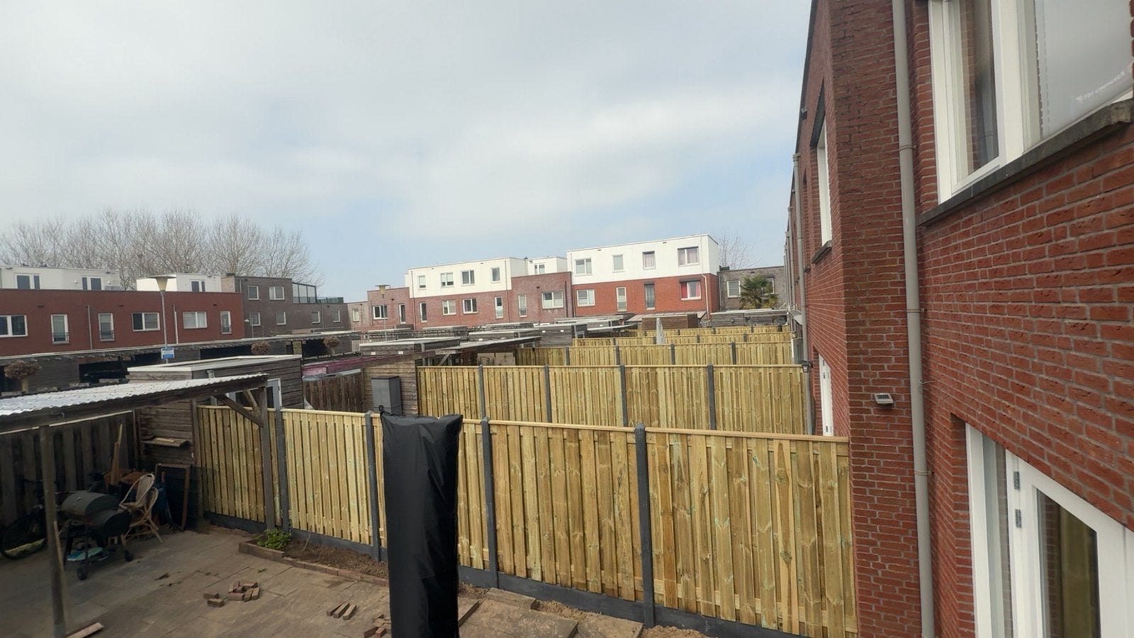 Hout - beton composiet schutting vanaf €110-€190 per meter