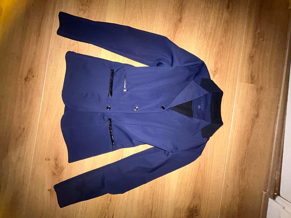 Blauw wedstrijdjasje QHP maat 164, Dieren en Toebehoren, Paardrijkleding, Ophalen of Verzenden, Zo goed als nieuw, Dressuur, Bovenkleding