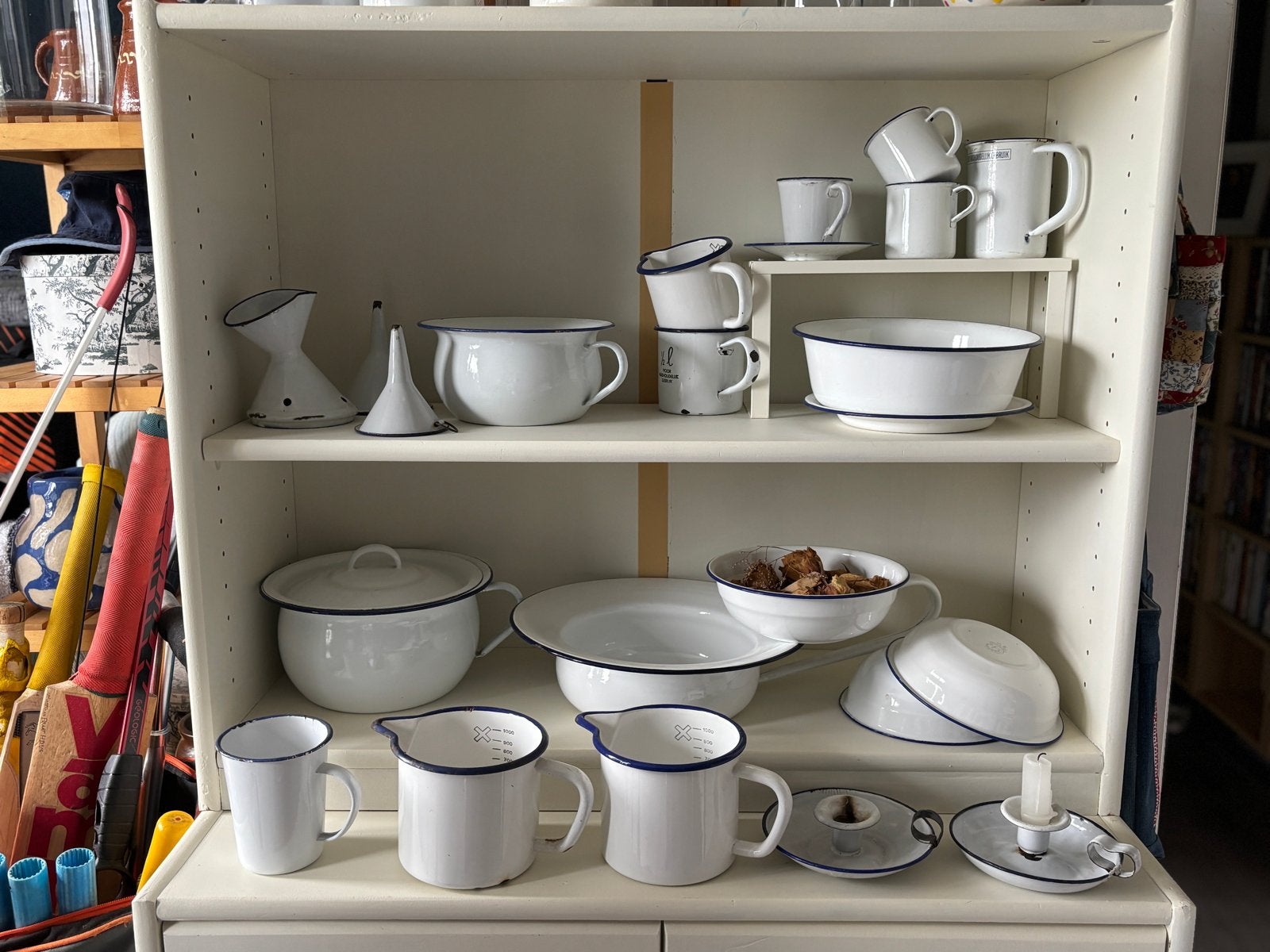 Grote collectie wit emaille keukengerei met blauwe rand, Antiek en Kunst, Ophalen of Verzenden