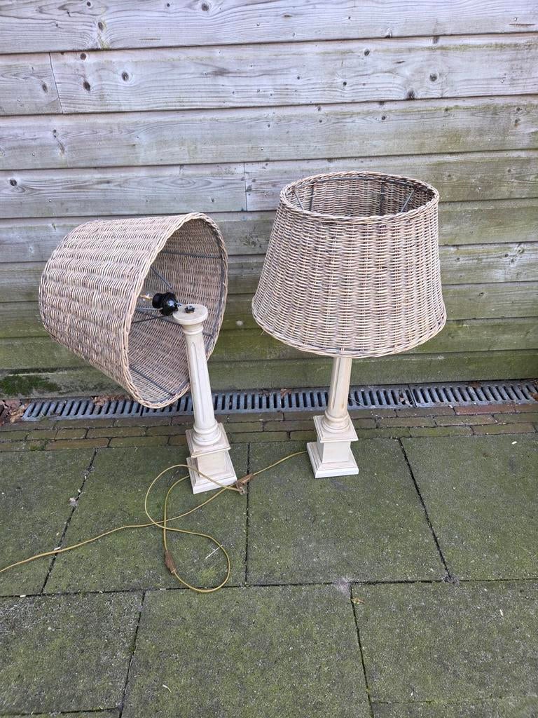 Twee vloerlampen met rieten kappen, Huis en Inrichting, Lampen | Vloerlampen, Ophalen