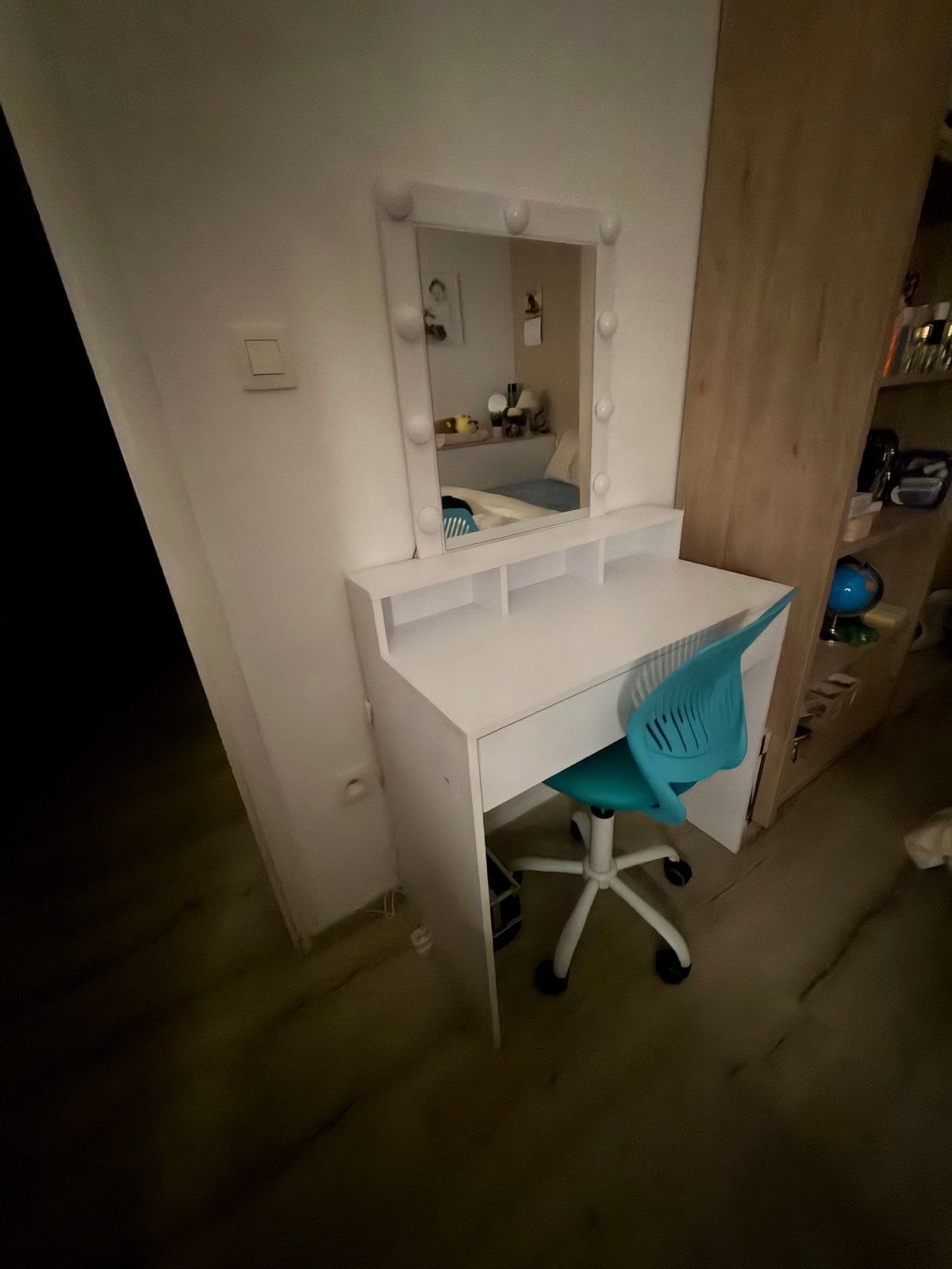 Witte make-up tafel met spiegel,verlichting en bureaustoel, Ophalen, 100 tot 150 cm, 50 tot 100 cm, Zo goed als nieuw