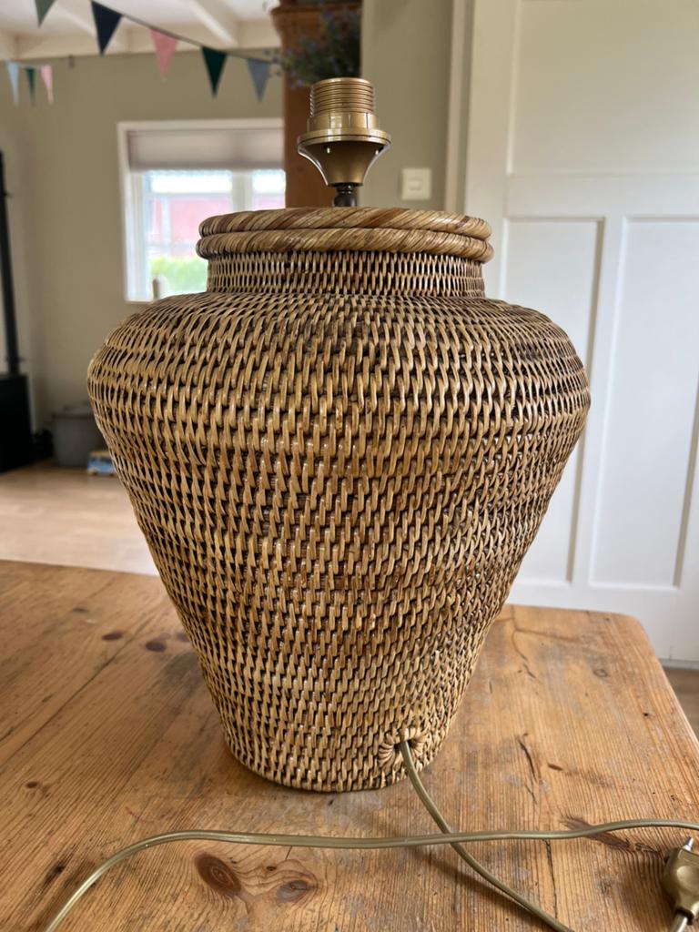 Grote vintage ratan lampenvoet, Huis en Inrichting, Lampen | Tafellampen, Ophalen of Verzenden, Zo goed als nieuw, Minder dan 50 cm