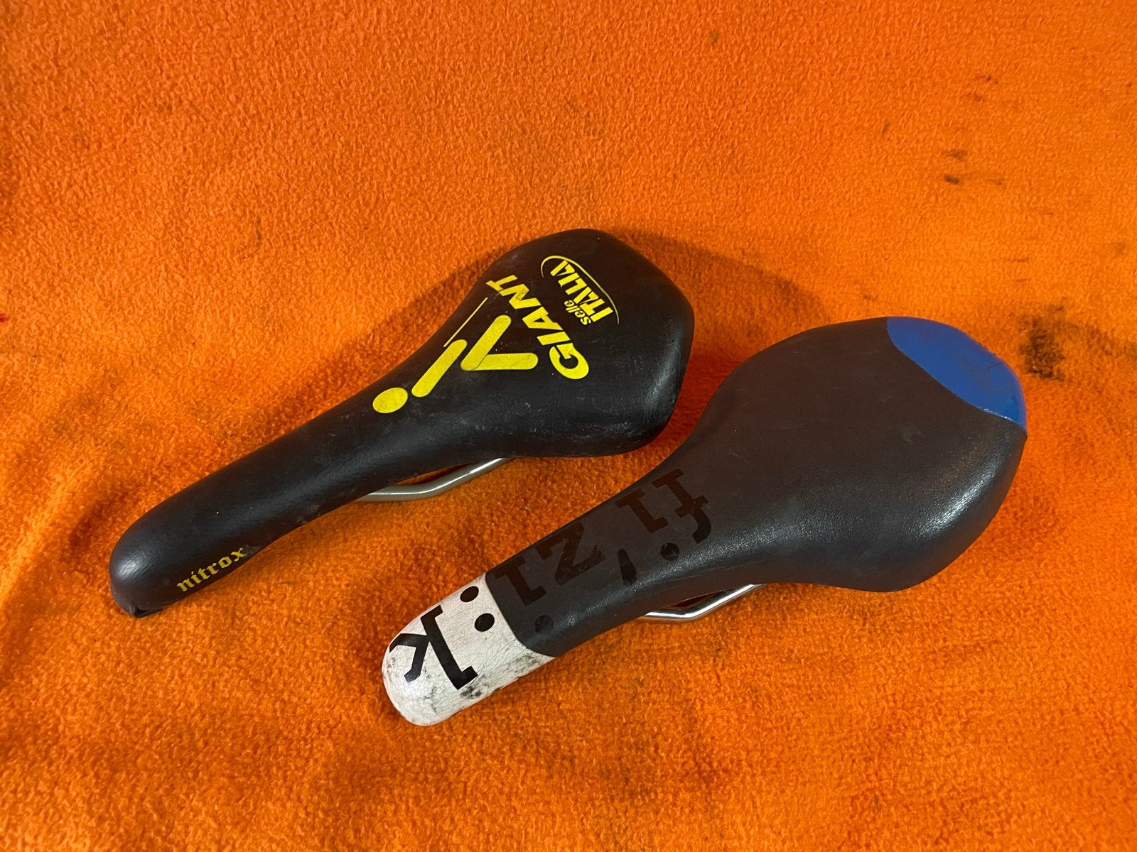 Twee gebruikte fietszadels: Giant en Fizik, Gebruikt, Verzenden, Kunststof, Zadel