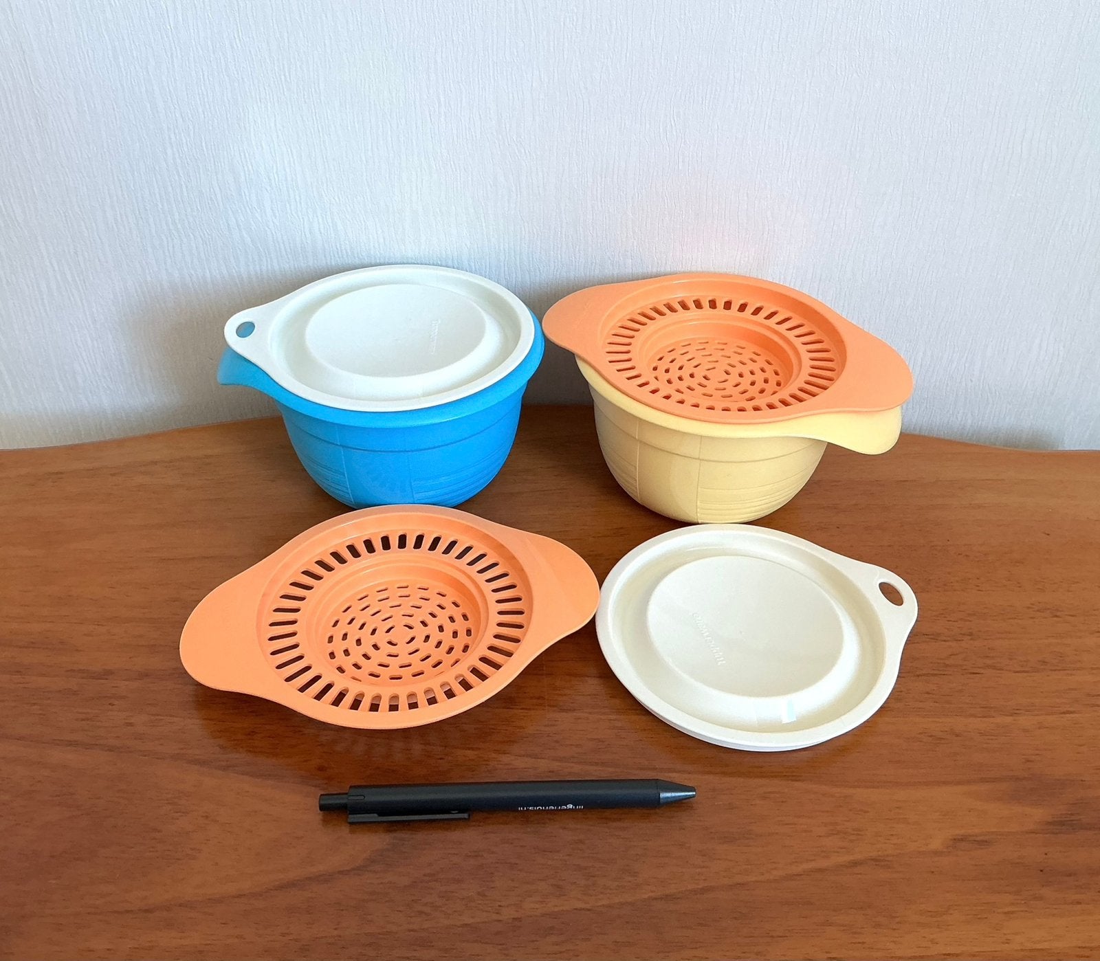Tupperware 2 Mini Mix-Mengkommetjes 650 ml. + Zeefjes., Huis en Inrichting, Keuken | Tupperware, Ophalen of Verzenden, Overige typen