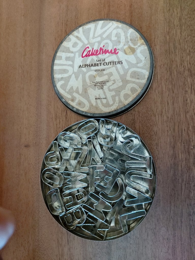antiek bak letters van a tot z in doos  lettergroten 2,5 cm., Antiek en Kunst, Ophalen of Verzenden