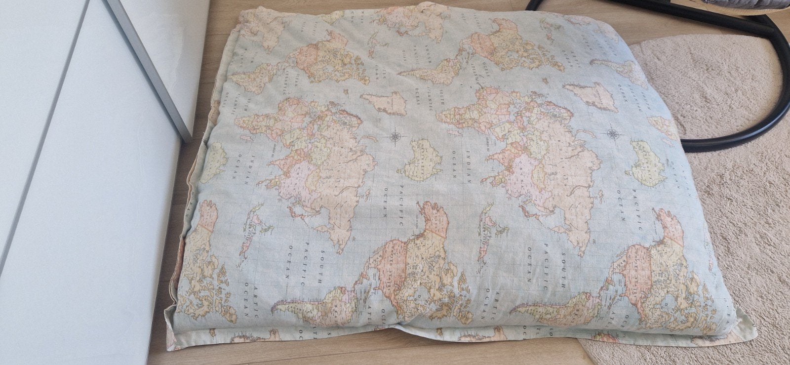 Groot kussen met wereldkaart print, Ophalen, Overige merken, Gebruikt, Meerkleurig