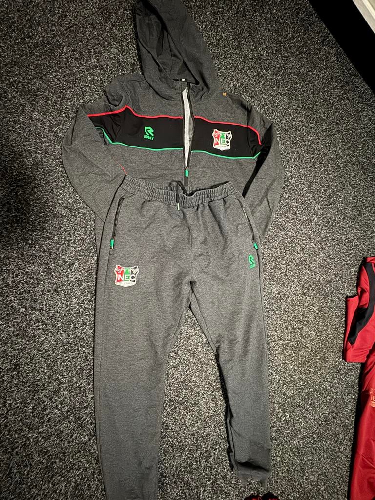 NEC trainingspak met lange mouw, Kleding | Heren, Sportkleding, Maat 52/54 (L), Ophalen of Verzenden, Zo goed als nieuw, Voetbal