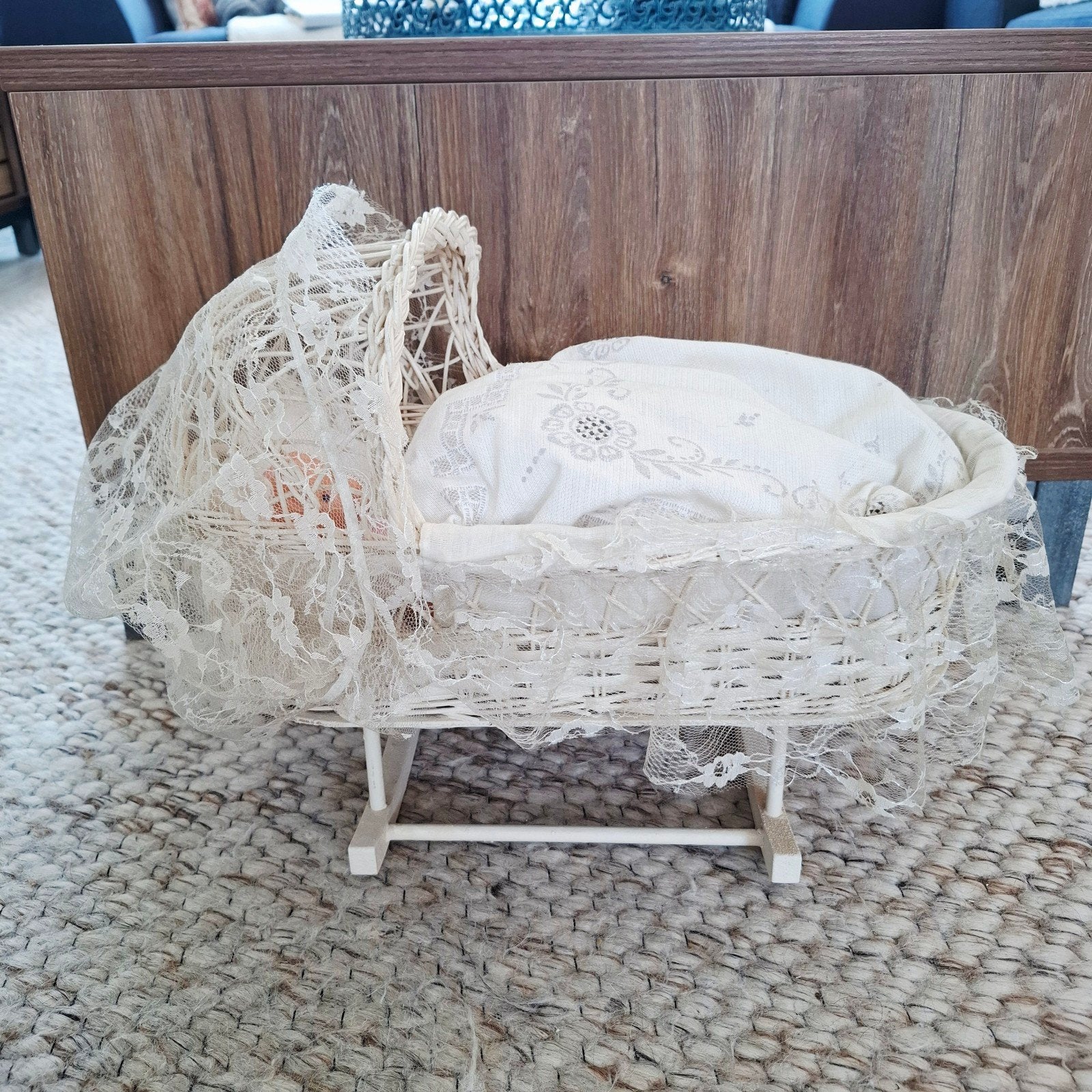 Vintage wiegje met prachtig kant en popje, Ophalen of Verzenden
