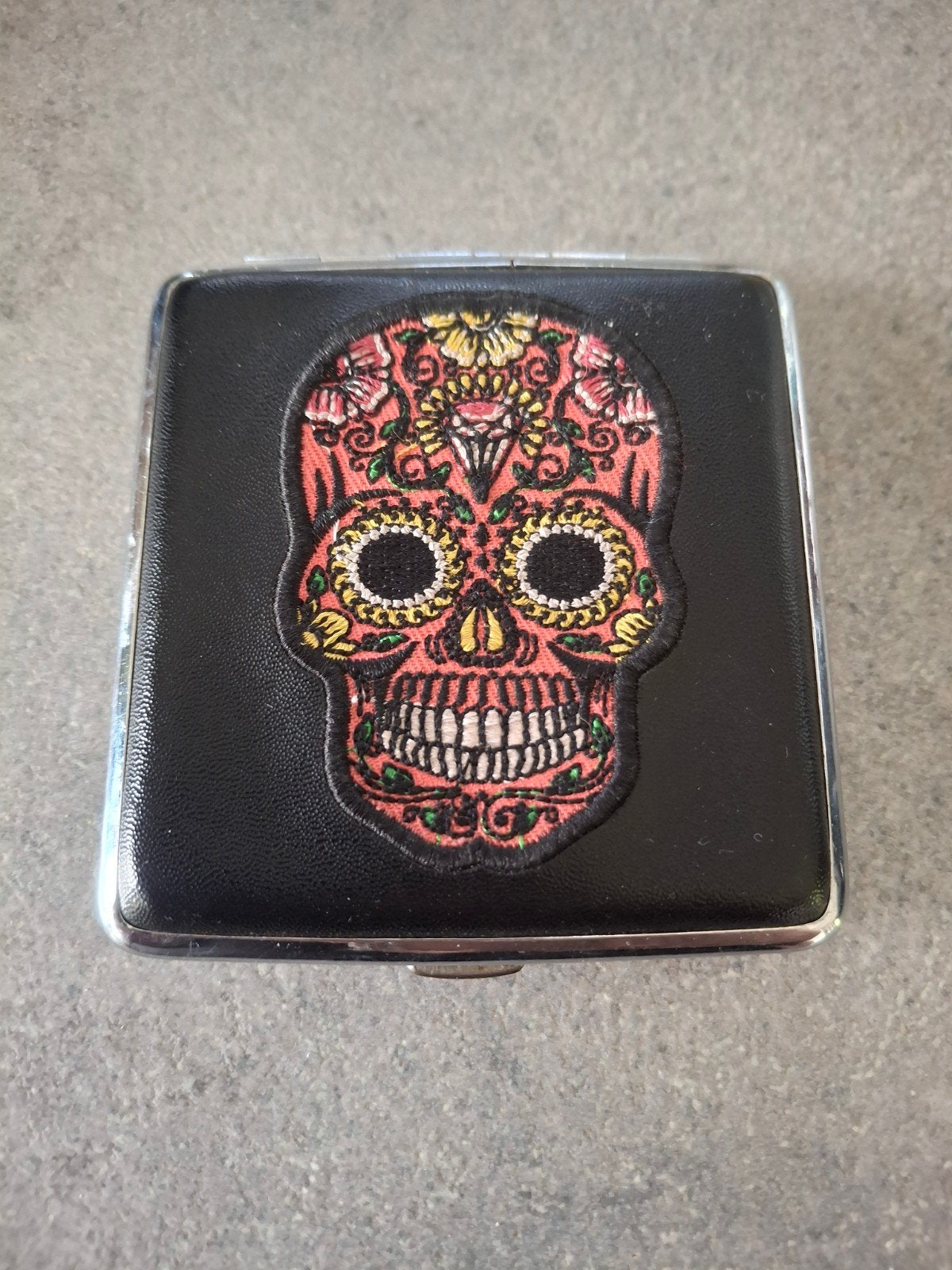 Sigarettenhoesje met Doodskop Patch, Ophalen of Verzenden, Gebruikt, Overige typen