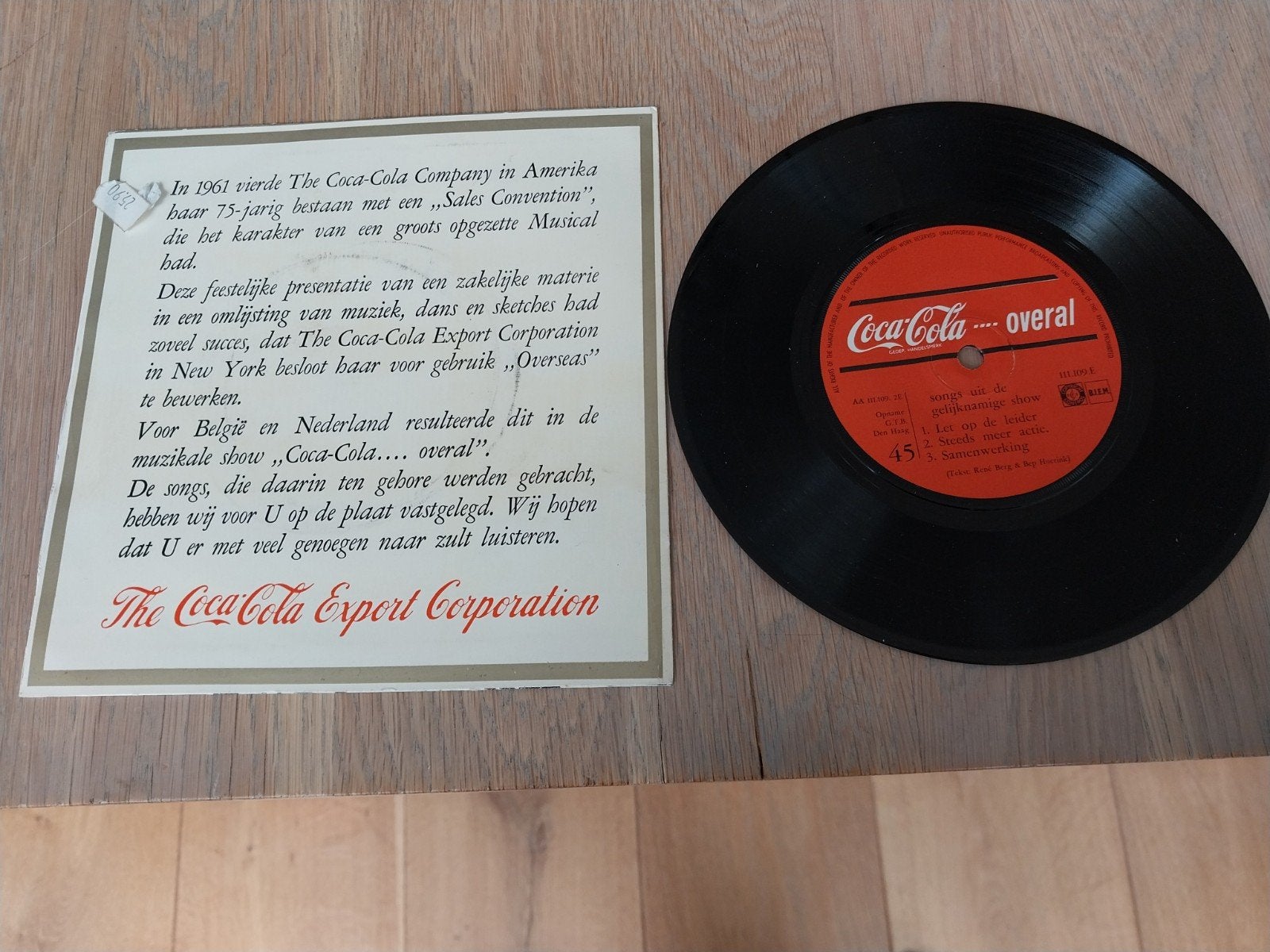 Coca-Cola ... overal - Vintage Vinyl Single met Hoes, Gebruikt, Inclusief boekje, Overige genres, 7 inch