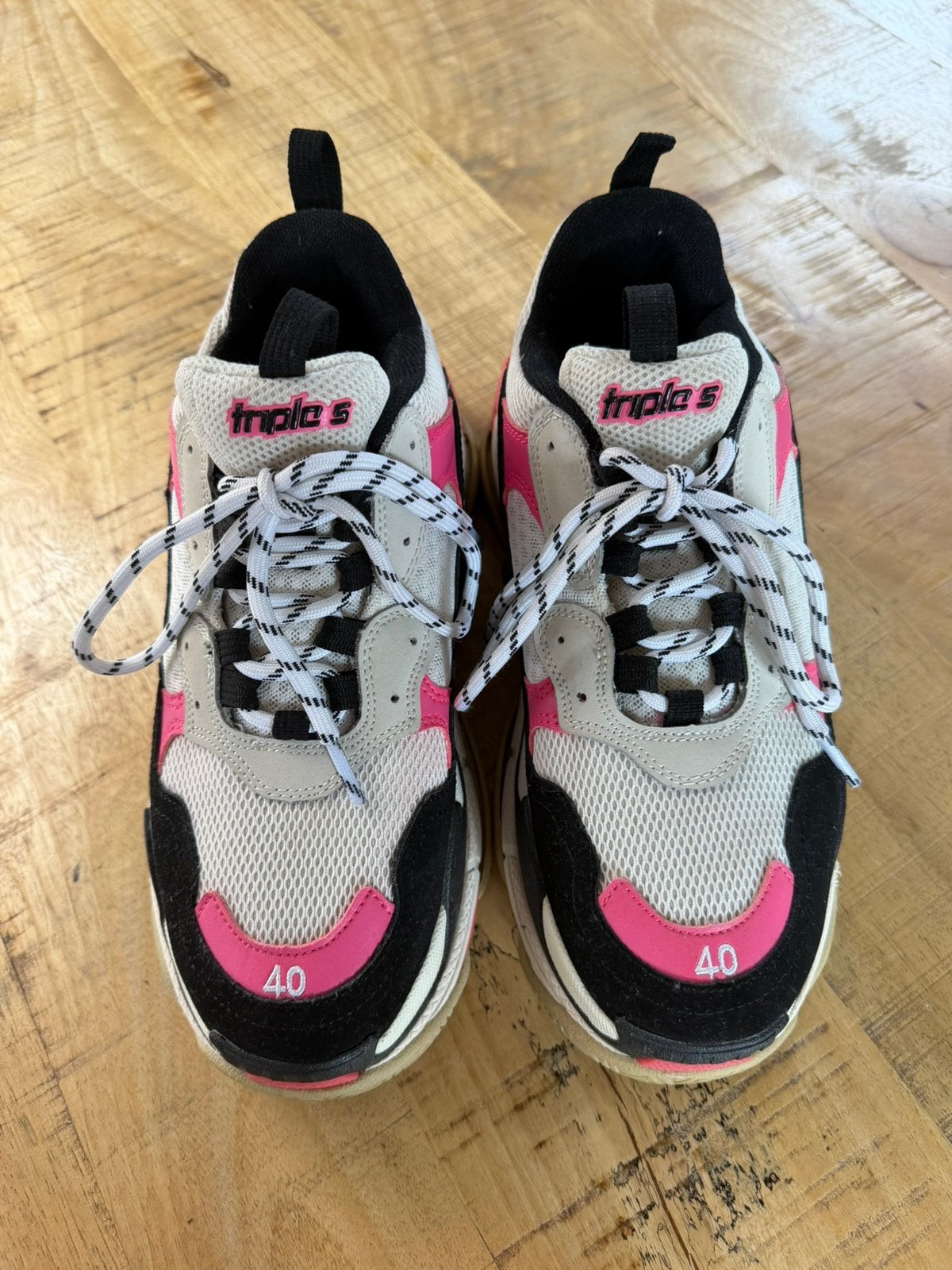 Balenciaga triple S, Ophalen, Sneakers of Gympen, Roze, Gedragen