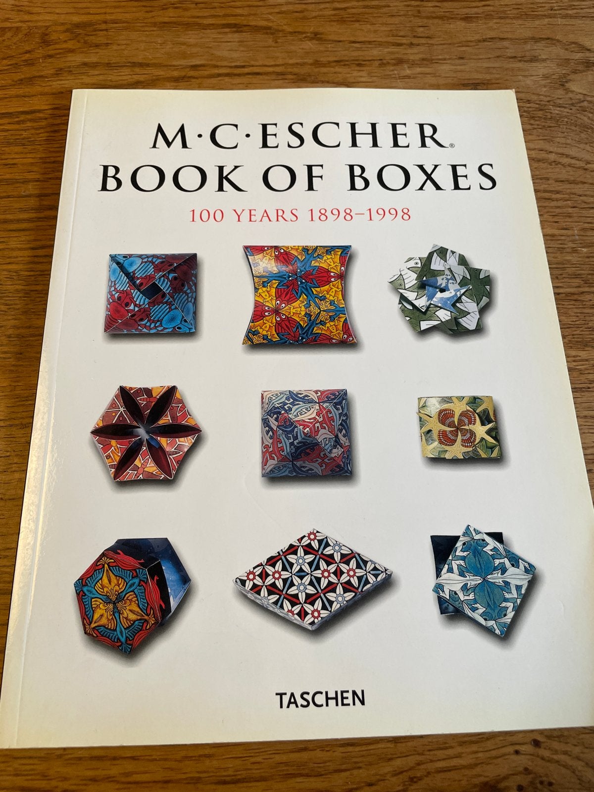 M.C. Escher Book of Boxes - 100 Years 1898-1998, Ophalen of Verzenden, Zo goed als nieuw, Overige onderwerpen
