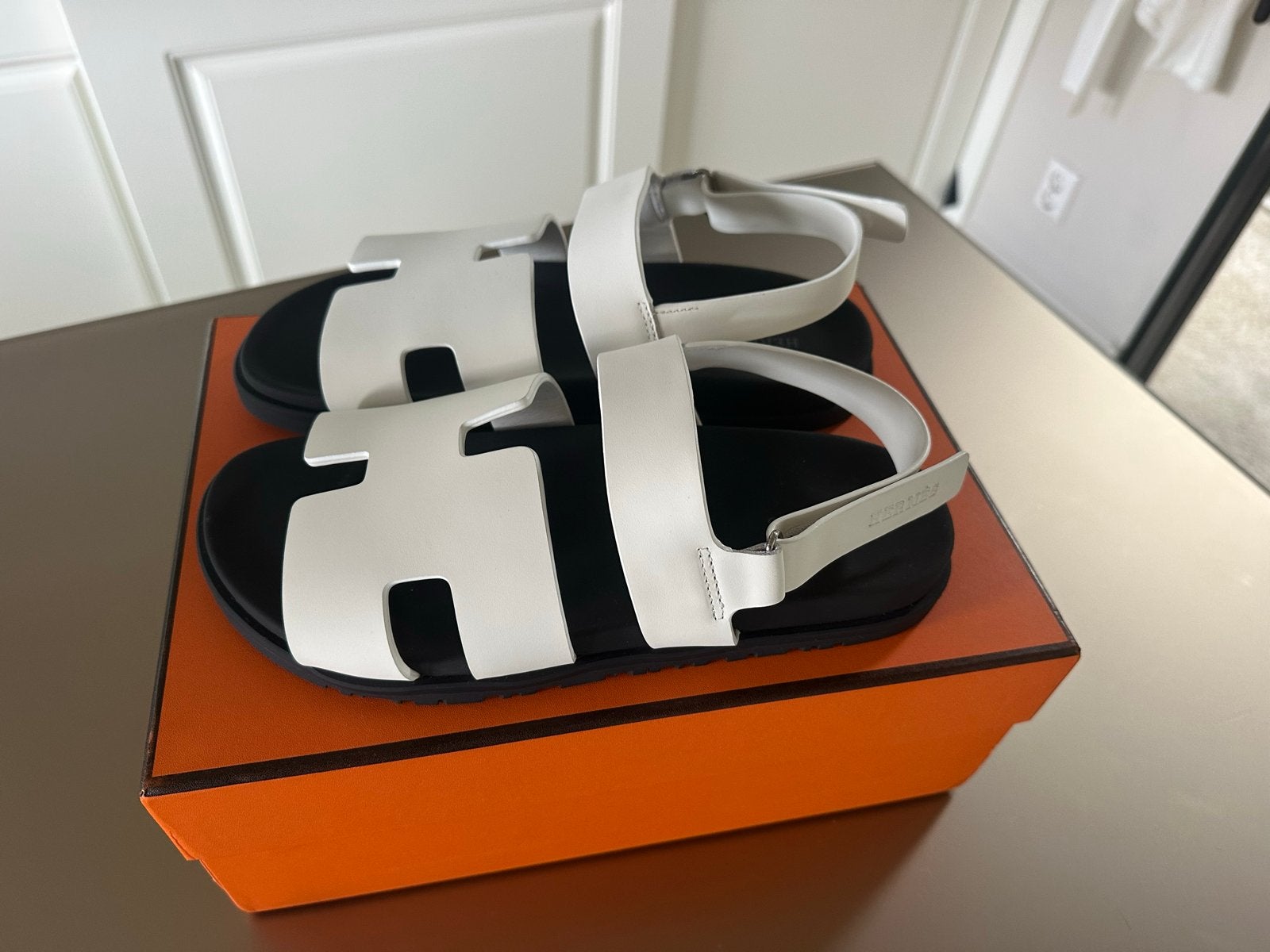 Nieuwe witte Hermès sandalen, maat 40, Kleding | Dames, Schoenen, Wit, Nieuw, Sandalen of Muiltjes, Ophalen of Verzenden