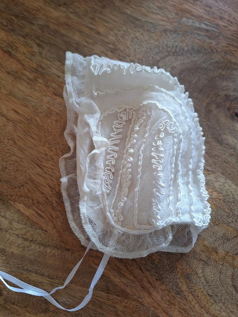 Oud brocante poppenmutsje., Verzenden