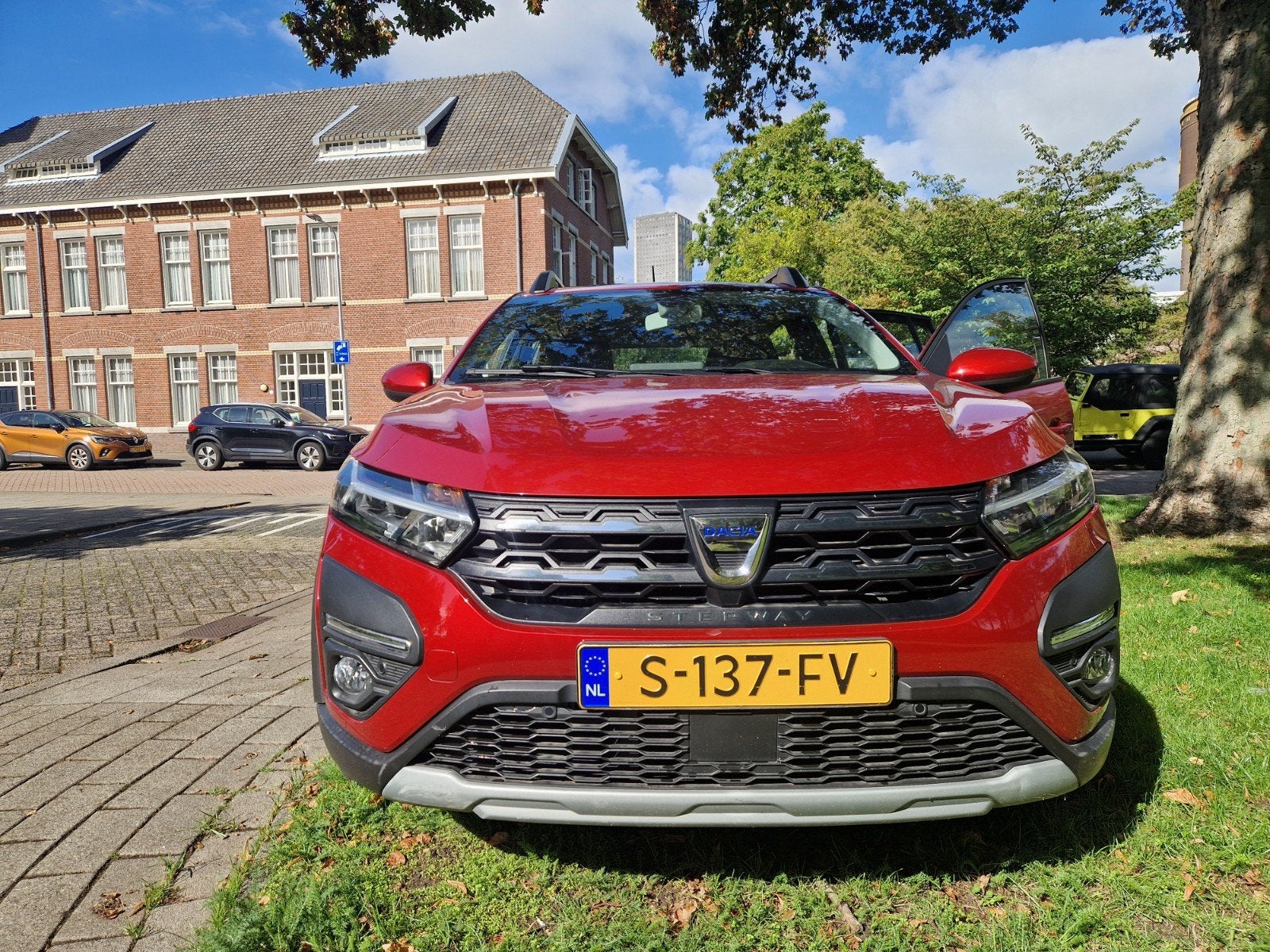 Dacia Sandero 1.0 TCe 110pk 2023 Rood, Auto's, Voorwielaandrijving, 1071 kg, 40 €/maand, Origineel Nederlands