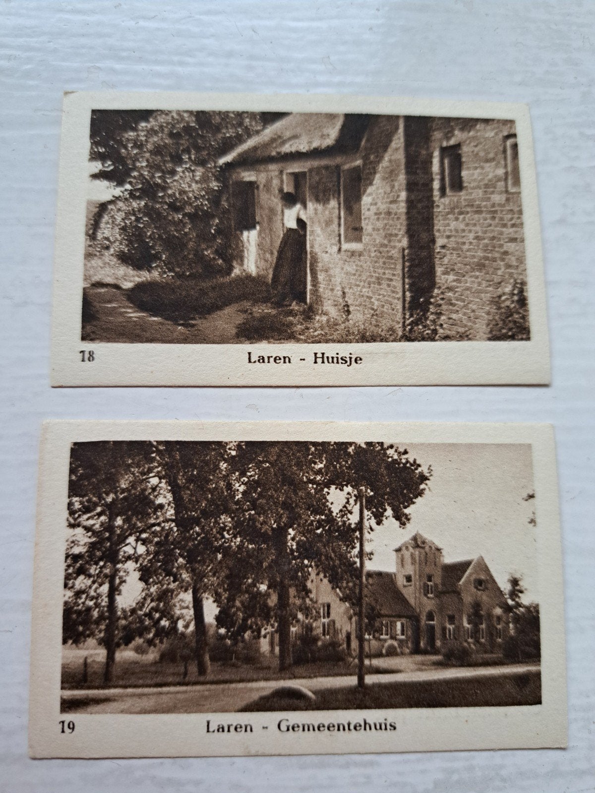 Oude plaatjes Laren - Huisje en Gemeentehuis, Ophalen of Verzenden