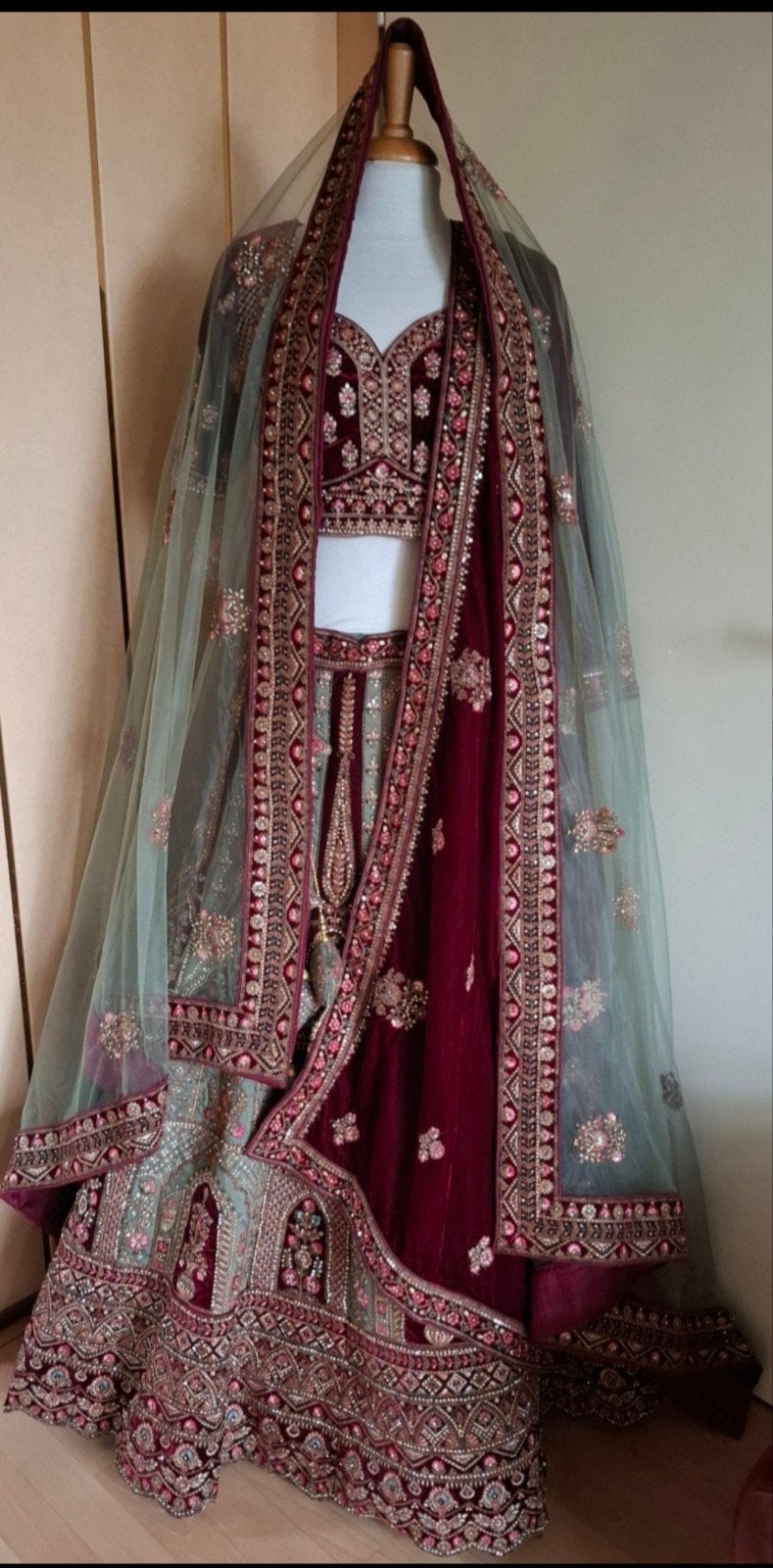 Exclusieve Indiase Lehengas met strass en borduursels, Ophalen of Verzenden, Nieuw, Overige typen
