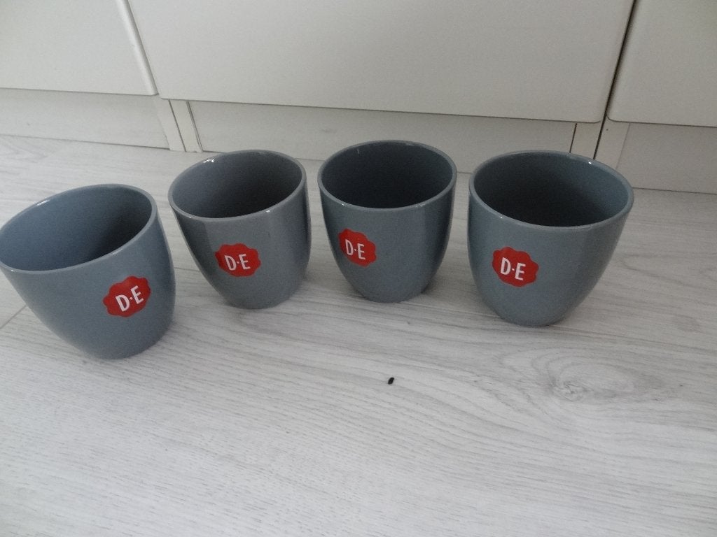 4x Douwe Egberts mok in grijs - Nieuw, Nieuw, Ophalen of Verzenden, Overige stijlen, Kop(pen) en/of Schotel(s)